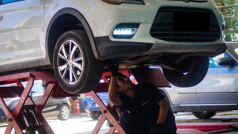 Cum poti fi păcălit la schimbul de ulei. "N-am făcut nimic și pac! 500 de lei" Crezi că e posibil?