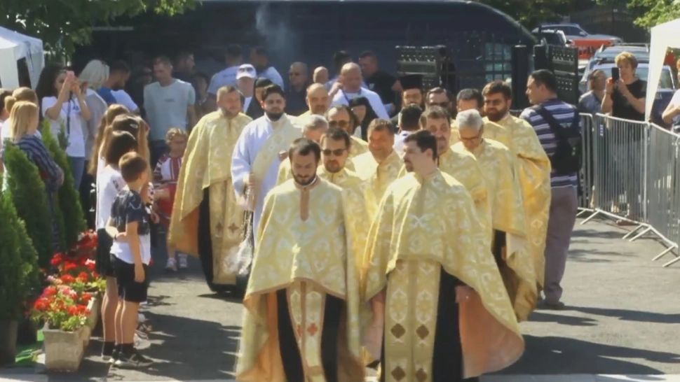 Pelerinaj la Voluntari. Sute de credincioși înfruntă canicula pentru a atinge Brâul Maicii Domnului -VIDEO