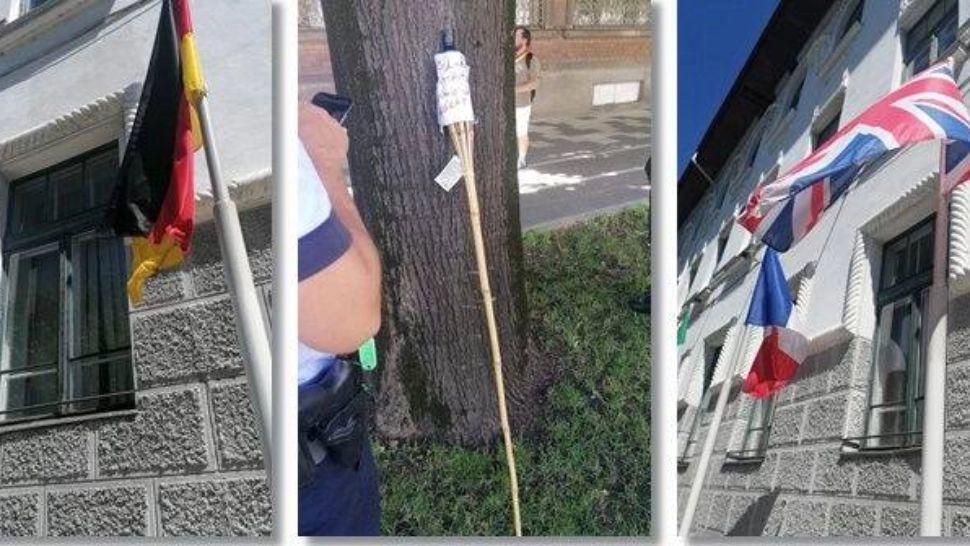 Un bărbat a vrut să incendieze steagurile unor țări occidentale, în fața Primăriei Timișoara - FOTO