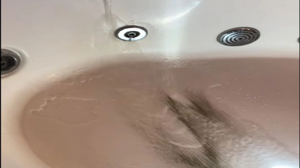 Apă plină de NĂMOL, la robinet: imagini REVOLTĂTOARE
