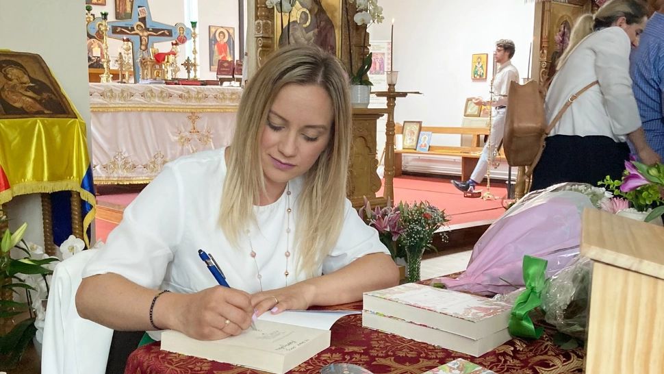 Românca Daniela Borțea a lansat o carte, în Nottingham - Banii din vânzări, destinați construcției unei școli românești