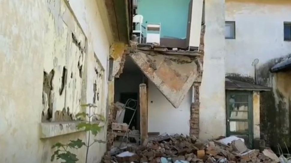 Pacienți tratați într-un dispensar devenit ruină - Mii de oameni în pericol, cabinetul medical se prăbușește - Numai în România vezi așa ceva