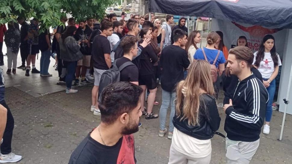 Cozi uriașe la donare de sânge, în Piața Universității. Tinerii primesc bilete la festivaluri muzicale