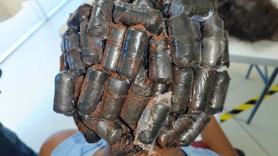 VIDEO | Metodă inedită de „transport” pentru droguri. Cum au fost prinse 2 femei pe aeroport