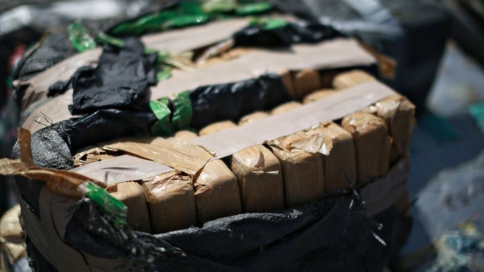 Un bărbat şi o femeie, arestaţi preventiv după ce ar fi vândut cocaină unor consumatori din Bucureşti şi din judeţul Olt