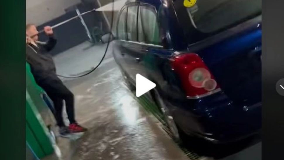 VIDEO – I-a făcut prietenei o farsă, în miez de noapte, la spălătorie: “O despărțire ca la carte”