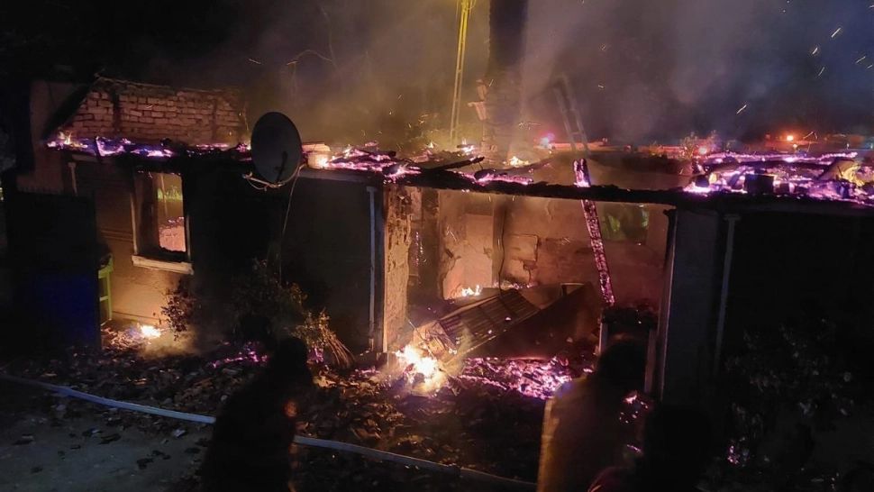 Descoperire macabră în Alba: Bărbat găsit spânzurat în apropierea casei cuprinse de flăcări - FOTO