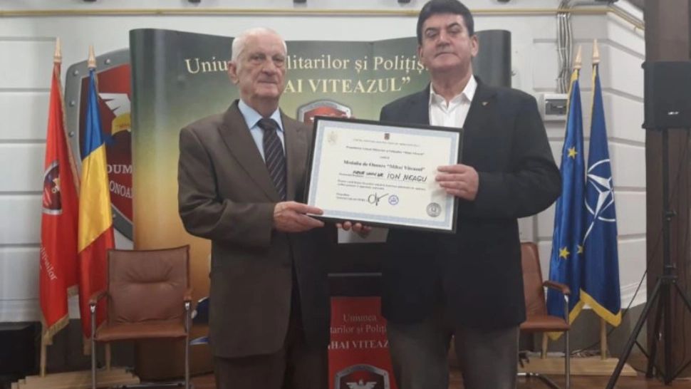 Gabriel Oprea, presedintele Uniunii Militarilor si Politistilor “Mihai Viteazul”, a conferit diploma și medalia de onoare profesorului universitar Ion Neagu