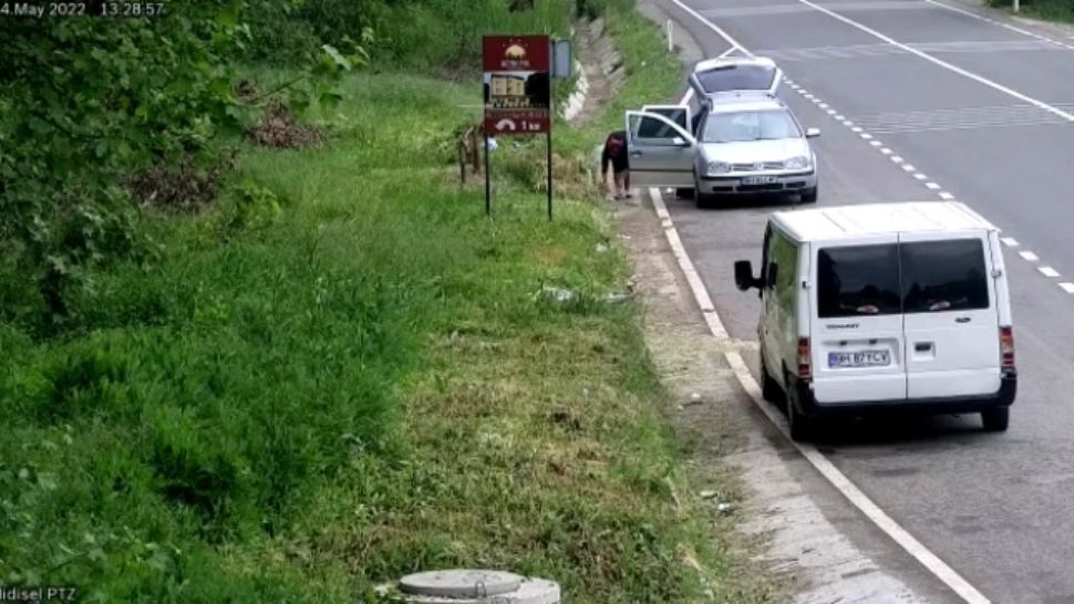 A rămas fără mașină după ce a aruncat GUNOI pe marginea drumului