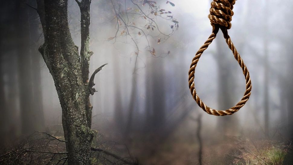 TRAGEDIE în Curtea de Argeș! Un bărbat salvat din ștreang de polițiști, de la sinucidere, a murit în drum spre spital