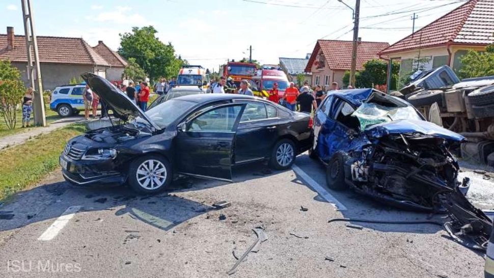 Accident cu 3 mașini în Mureș. 8 victime, dintre care una încarcerată – Trafic blocat – FOTO