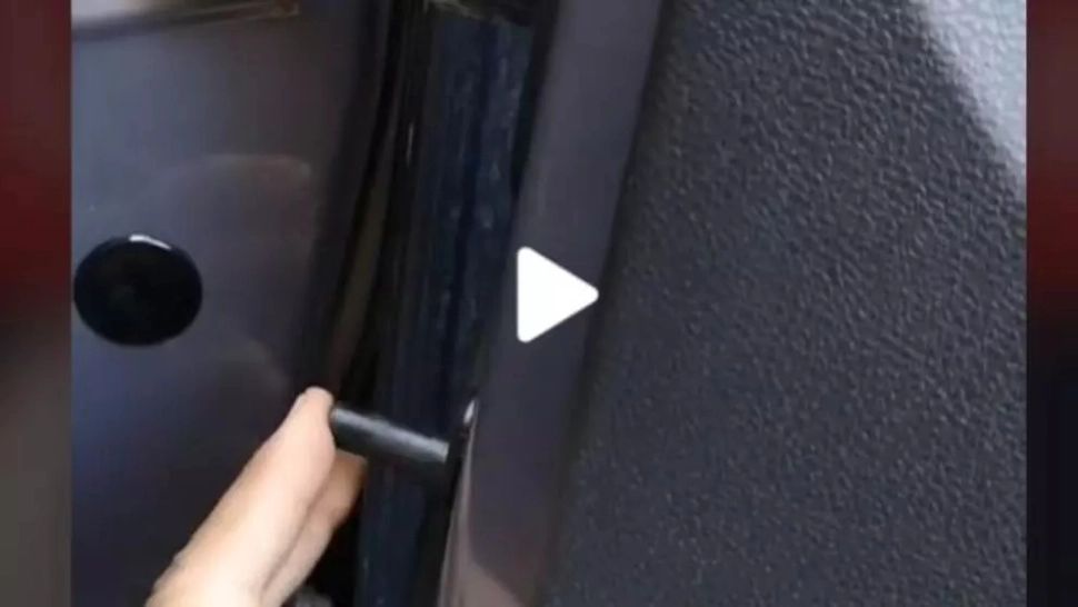 VIDEO – Unele modele de mașini au acest buton secret în interiorul ușii – La ce folosește