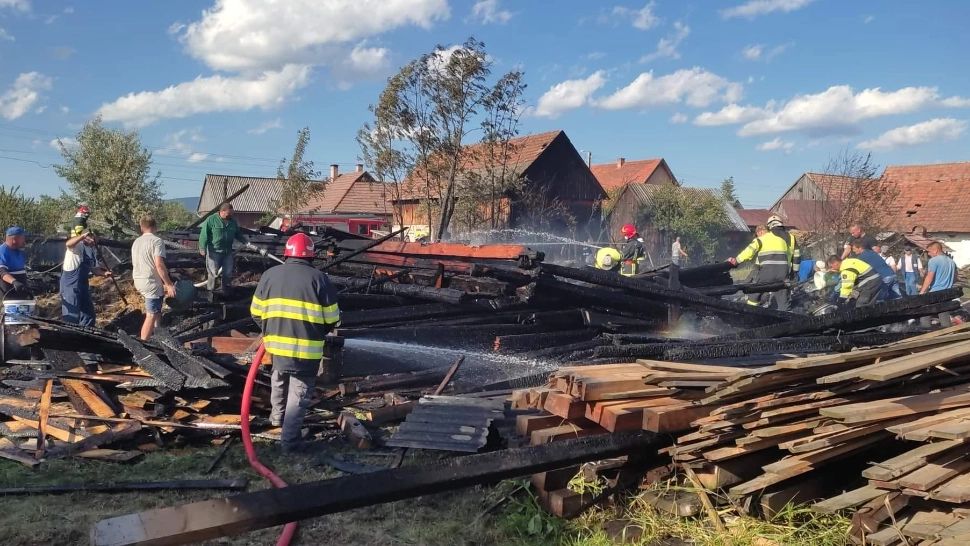 Incendiu de proporţii în Harghita. Pompierii au intervenit de urgență - FOTO