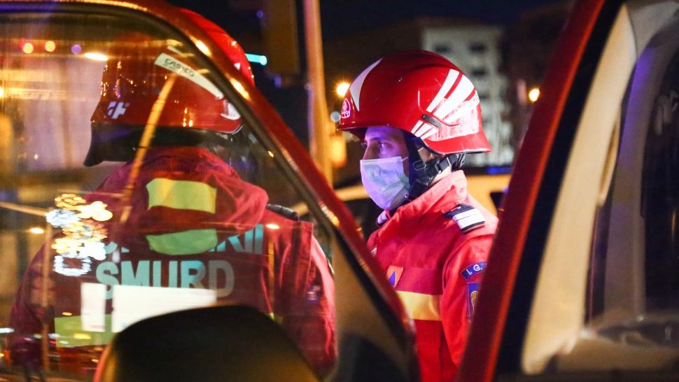 Incendiu puternic, la un bloc din Baia Mare. Zeci de locatari, evacuați - flăcările au ajuns până la etajul 3. VIDEO