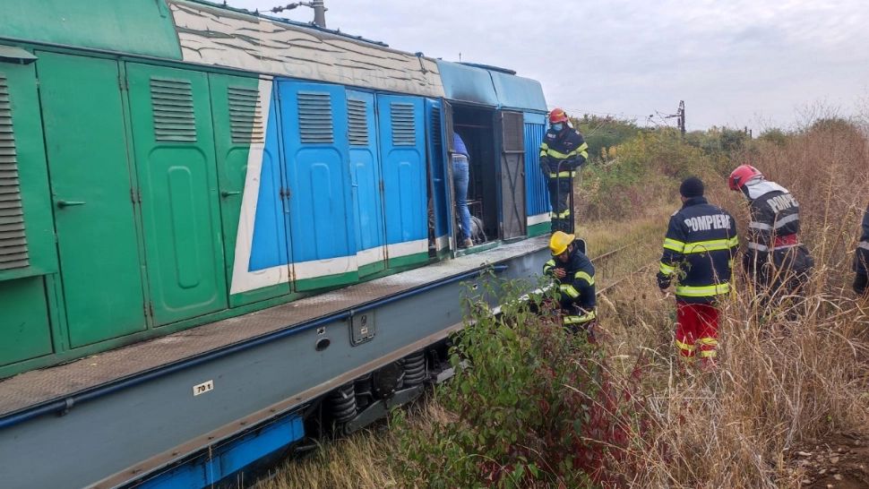O locomotivă electrică a luat FOC, în Gara de Sud din Ploieşti! Incendul se manifestă cu flacără deschisă şi degajare mare de fum