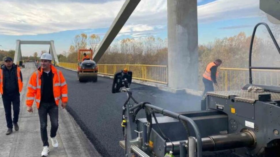 Niciun VINOVAT după un an de la prăbușirea podului Luțca din Neamț! Constructorul refuză să plătească amenda