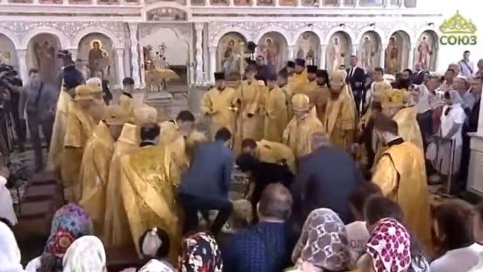 Patriarhul Kiril al Rusiei a căzut în biserică - Imagini cu momentul în care sfătuitorul lui Putin este adunat de pe jos de către preoți