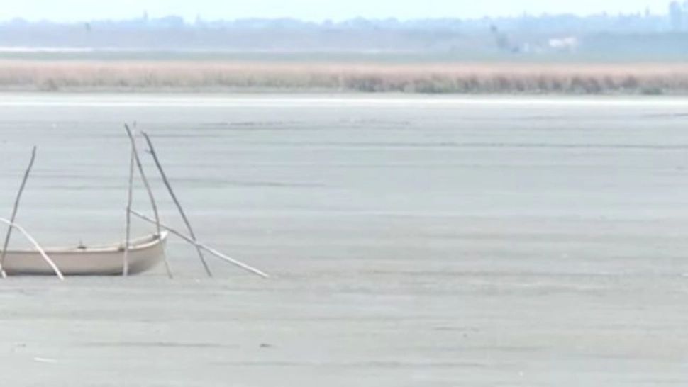 Lacul Amara a secat. Hectare întregi, transformate în praf