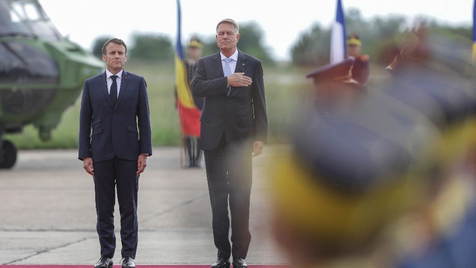 Președinții Macron și Iohannis, întâlnire la Baza "Mihail Kogălniceanu" - VIDEO