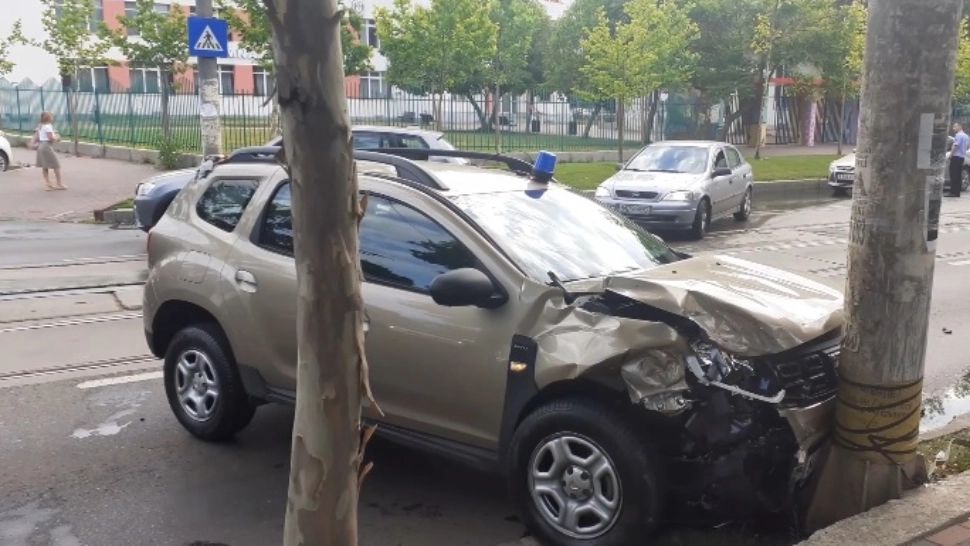 Polițist rănit, după ce mașina MAI în care se afla a fost lovită în plin de un șofer neatent - VIDEO