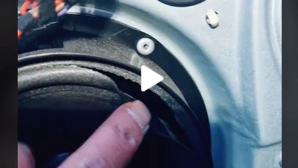 VIDEO – Și-a cumpărat o mașină la mâna a doua și a vrut să-i schimbe boxele. Surpriza uriașă de care a avut parte – Ce a găsit in ușa