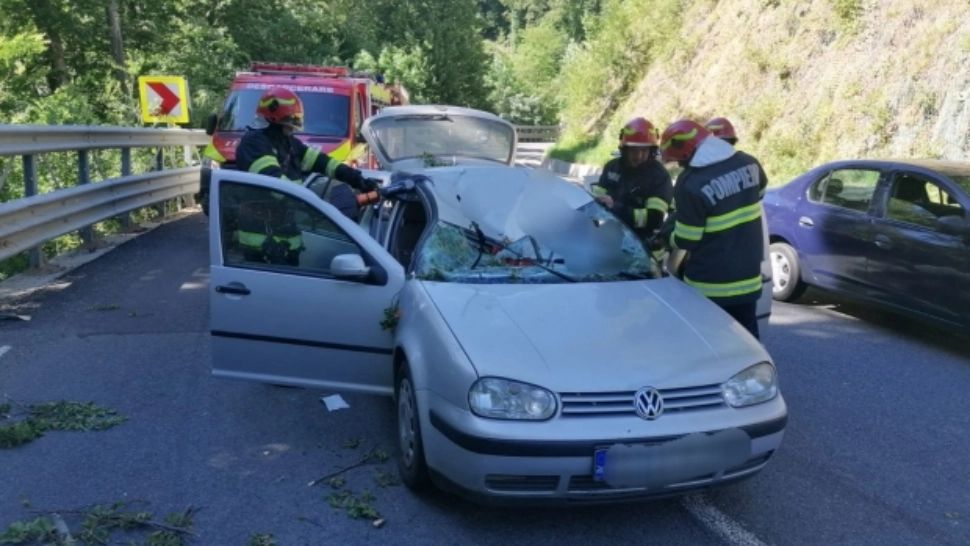 Femeie rănită grav de o creangă care a intrat prin parbrizul mașinii și i s-a înfipt în bazin. A intervenit elicopterul SMURD - FOTO