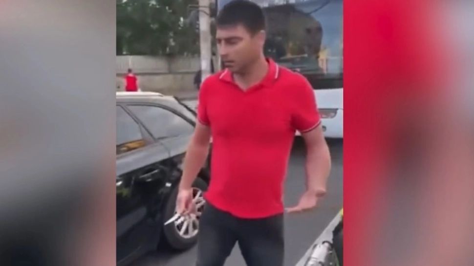 Scene șocante în trafic: motociclist amenințat cu briceagul de un șofer 