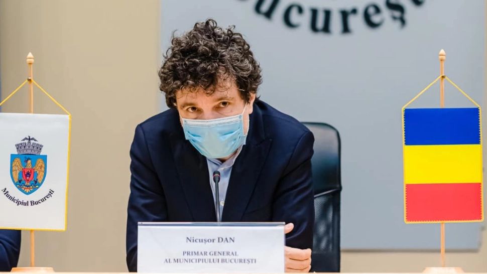 Scandal uriaș în jurul lui Nicușor Dan. O fetiță de 7 ani îi cere primarului să-i dea lumină la bloc
