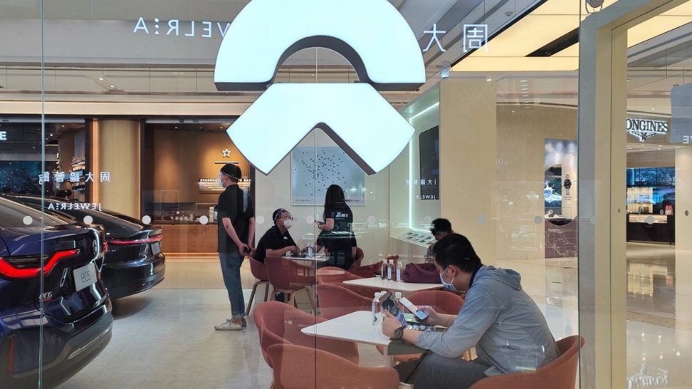 Incident ȘOCANT. Mașină căzută de la etaj. Doi oameni au murit - video