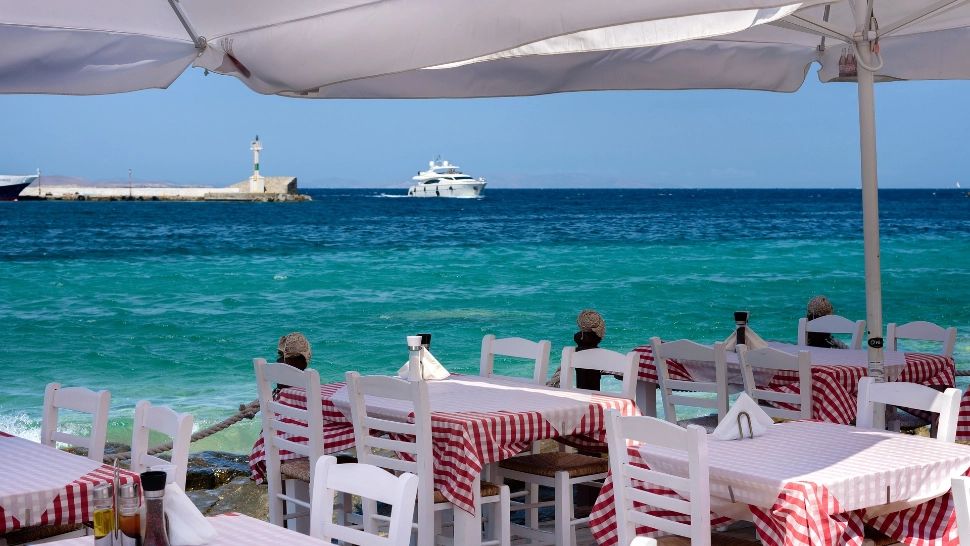 Taxă de plastic în Grecia. Surpriză pe nota de plată pentru românii de la mare