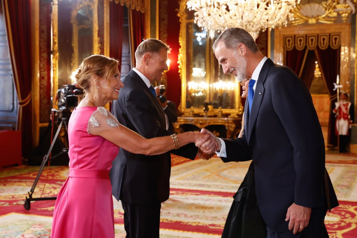 Controversata rochie roz. Cine a îmbrăcat-o pe Carmen Iohannis la dineul de gală de la Palatul Regal din Madrid