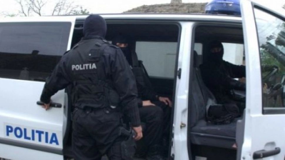 Dosarul polițistei lovite cu piciorul în cap într-o intervenție la Onești. Mascații au descins în forță la mai multe adrese: un minor a fost deja arestat