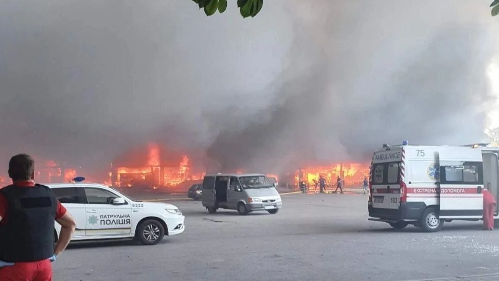 Război Ucraina. Bombardamente violente ale rușilor în centrul țării: VICTIME printre civili, în Kremenciuc - Imaginile groazei