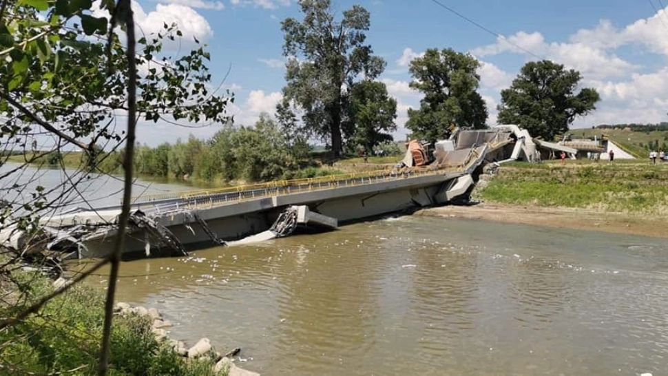 Un pod din Neamț s-a rupt - Două mașini se aflau în tranzit - Unul dintre șoferi este rănit - VIDEO