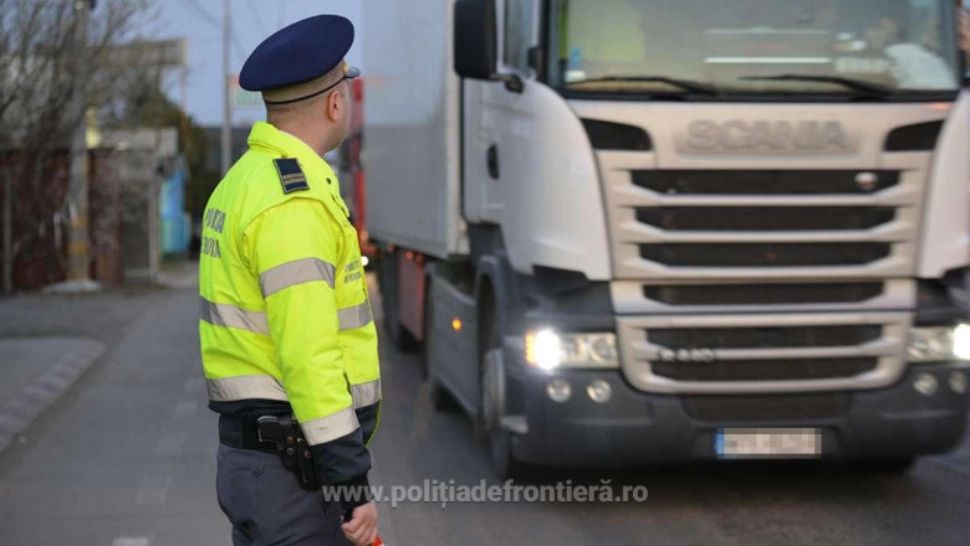 Polițiștii de frontieră din Maramureș, amenințați cu moartea după ce au oprit un transport ilegal de lemne