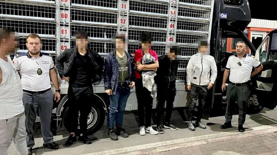 INCREDIBIL! Unde a ascuns un șofer de TIR migranții cu care spera să treacă de vamă (VIDEO)