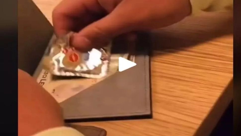 VIDEO - Un client a lăsat bacșiș un prezervativ la nota de plată primită la un restaurant de pe litoral - A filmat reacția ospătăriței și imaginile au devenit virale