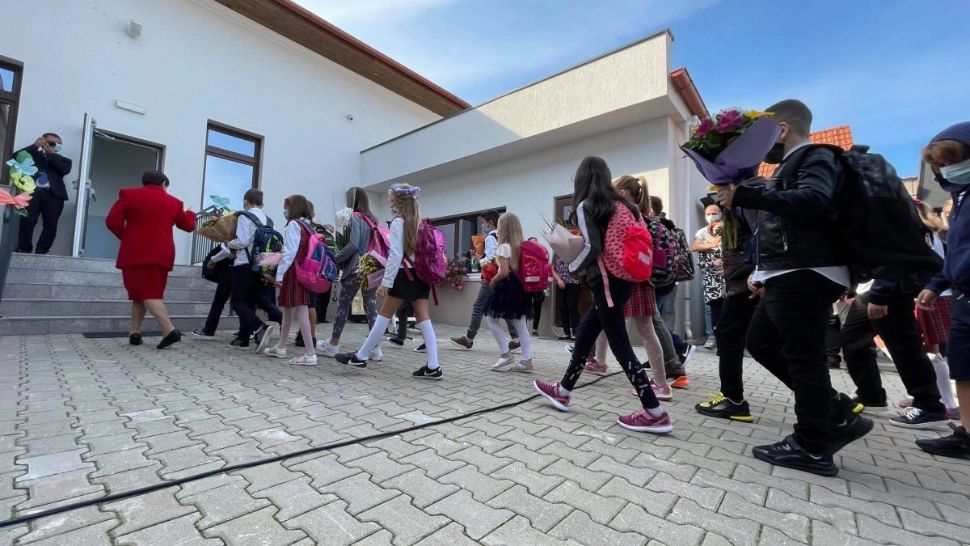 Schimbări majore propuse în învățământ. Cursurile să înceapă la ora 9:00, Religia devine Istoria religiilor