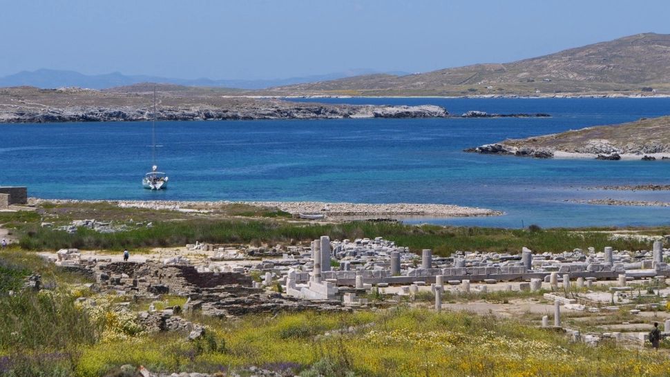 O insulă din Grecia, unde se spune că s-a născut Apollo, pe cale să fie înghițită de ape - FOTO