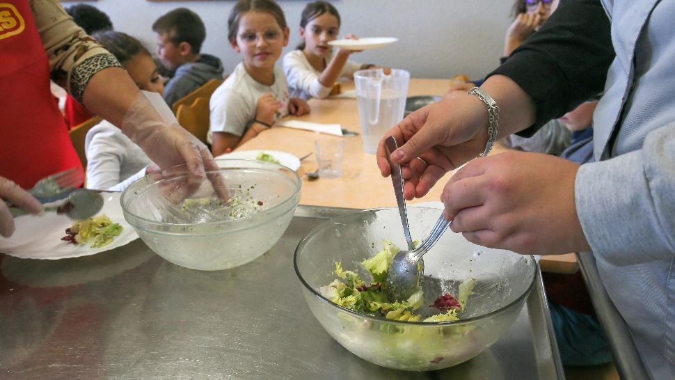 CONCEDII mai scumpe pentru români. Sucurile, masa la restaurant, cazarea, alcoolul și țigările vor costa mai mult, de la 1 iulie