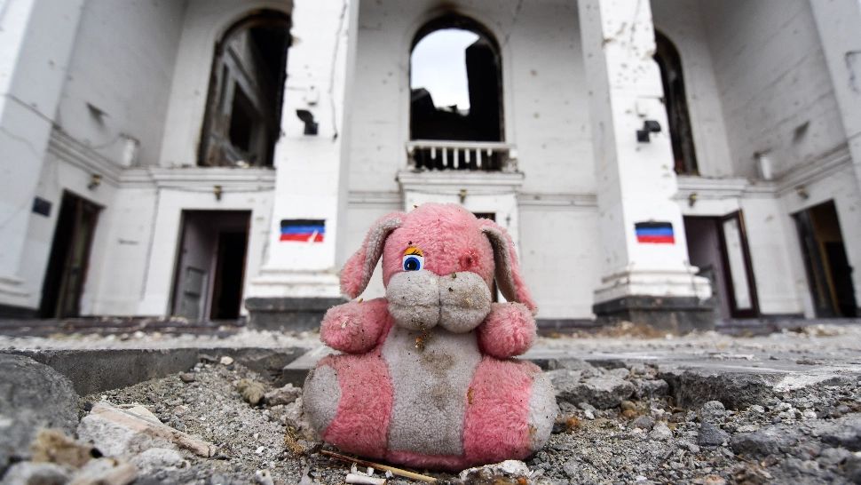Bombardarea teatrului din Mariupol, crimă de război. Numărul deceselor, semnificativ mai mic - Amnesty International 
