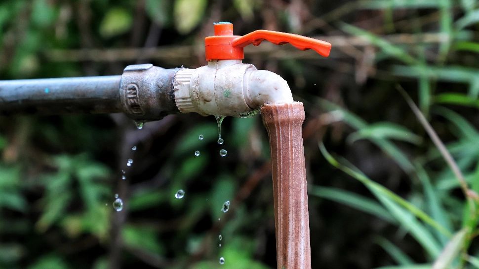 Gest extrem: două femei din India își riscă viața pentru a face rost de apă - VIDEO