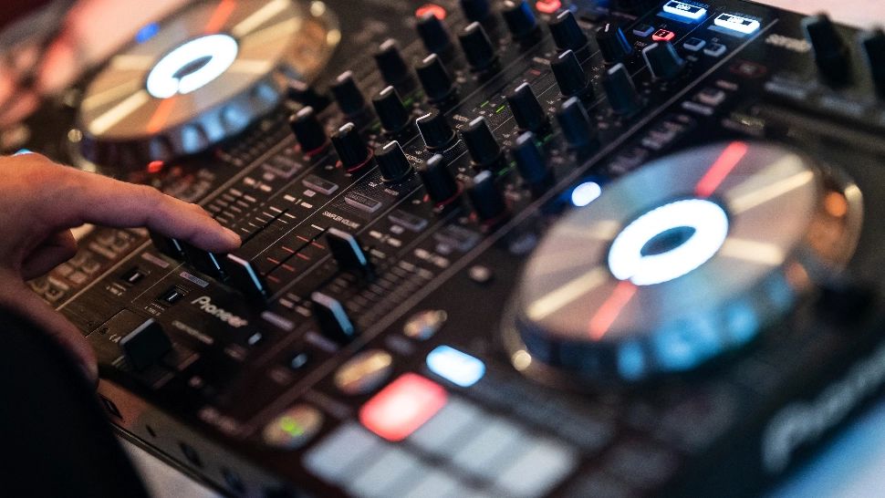 DJ celebru din România, cercetat de procurorii lui Kovesi. A lucrat cu Celia și a mixat la Untold