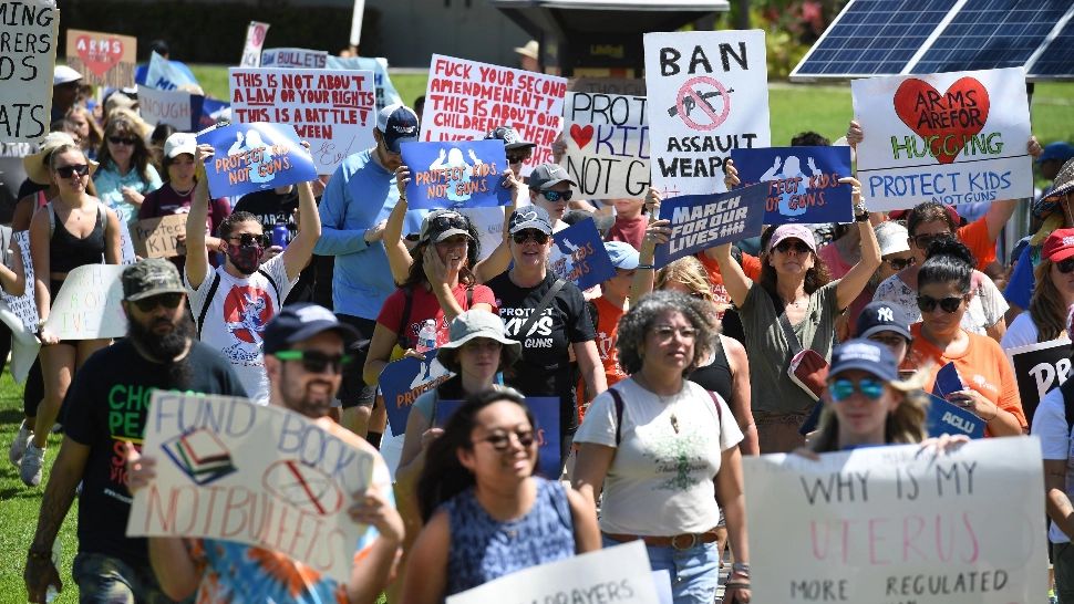 Americanii ies în stradă și le cer aleșilor să modifice legea armelor de foc: „Nu vrem să fim împușcați!” - FOTO