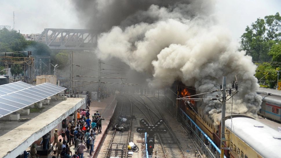 Proteste violente în India: trenuri incendiate și autostrăzi blocate – VIDEO&FOTO