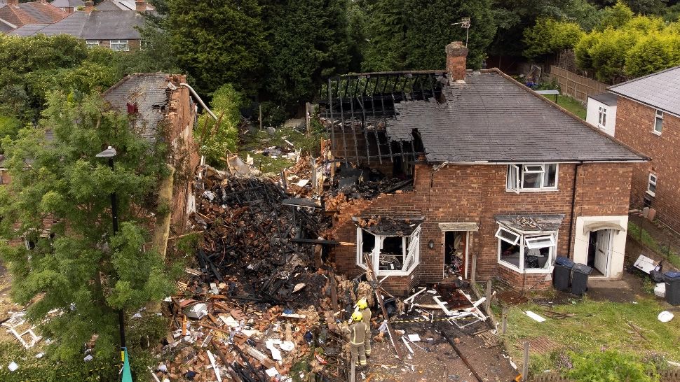 Explozie în Marea Britanie: 5 victime, dintre care una în stare critică, iar o casă a fost distrusă - FOTO