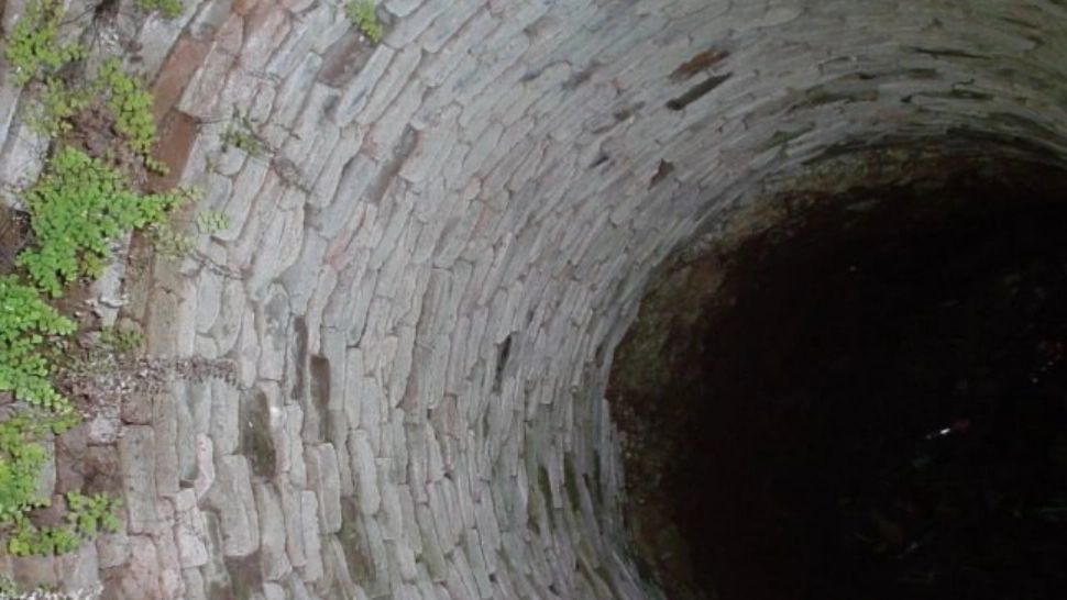 TRAGEDIE în Vrancea: 3 bărbați AU MURIT după ce au căzut într-un puț adânc de 20 de metri