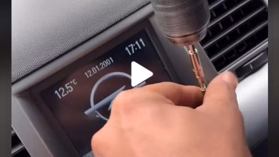 VIDEO – Uimitoarea soluție a unui român supărat că mașina sa nu are navigație GPS – Imaginile au devenit virale