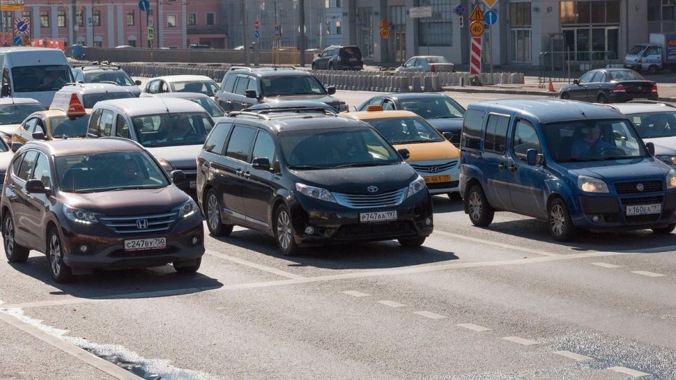 Efectele sancțiunilor economice. Producţia auto în Rusia s-a prăbuşit în mai