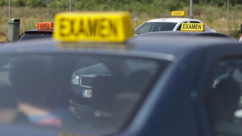 Metodă de fraudare a examenului auto. Un candidat fals șoptea răspunsurile celor care plăteau